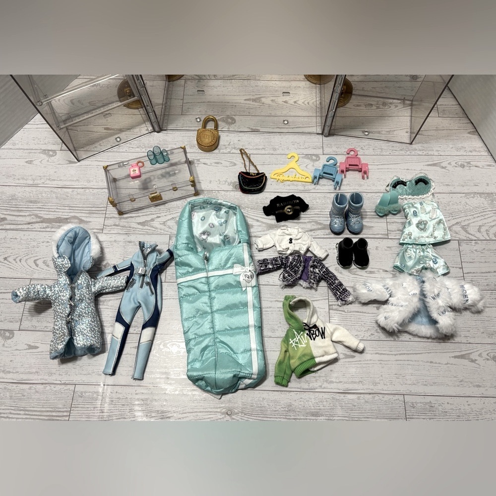 Rainbow High Fashion Dolls Closet with Clothes and Accessories - Picture 4 of 16
